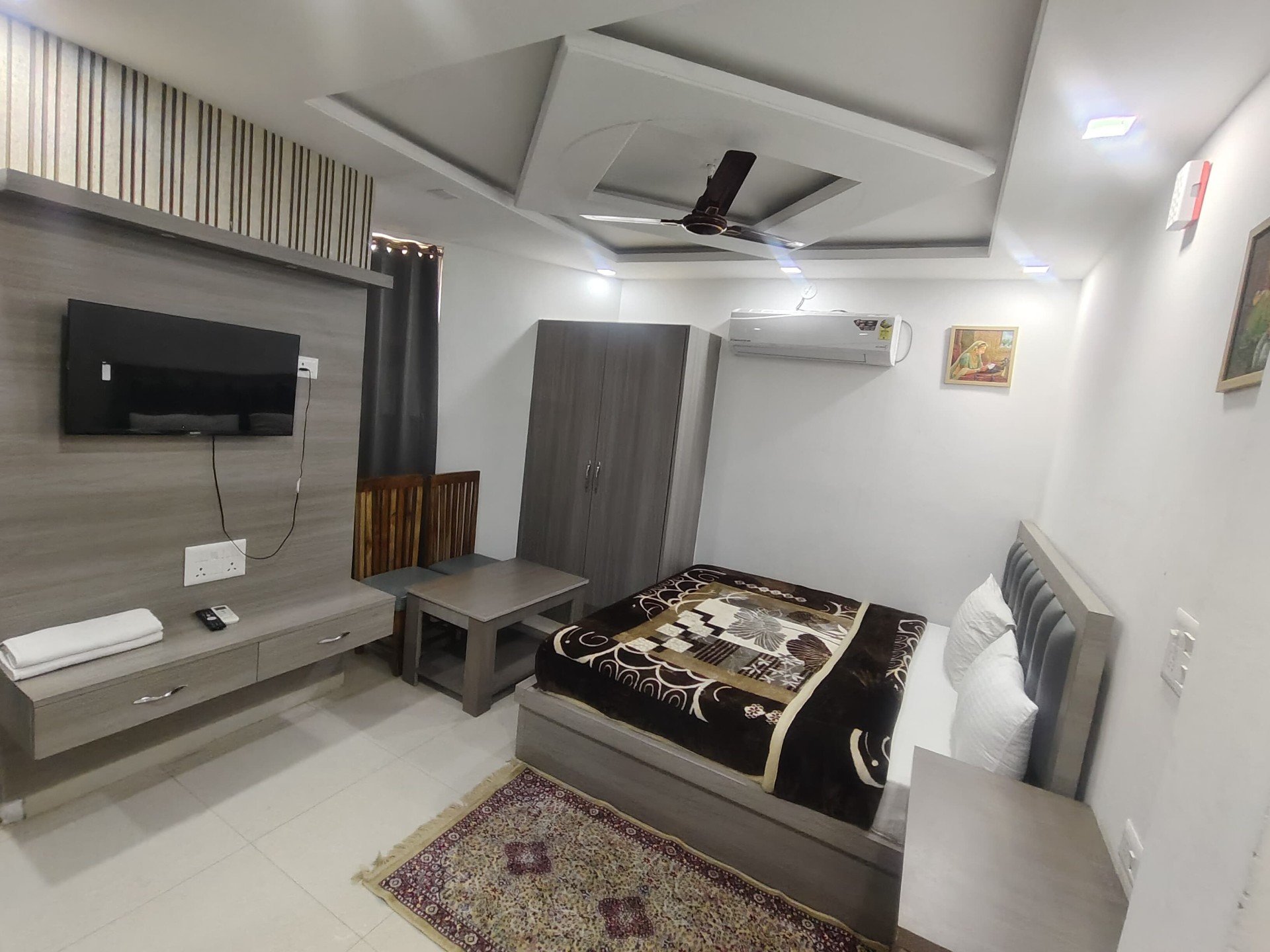 Deluxe room with arched window — Shital Hotel Alwar